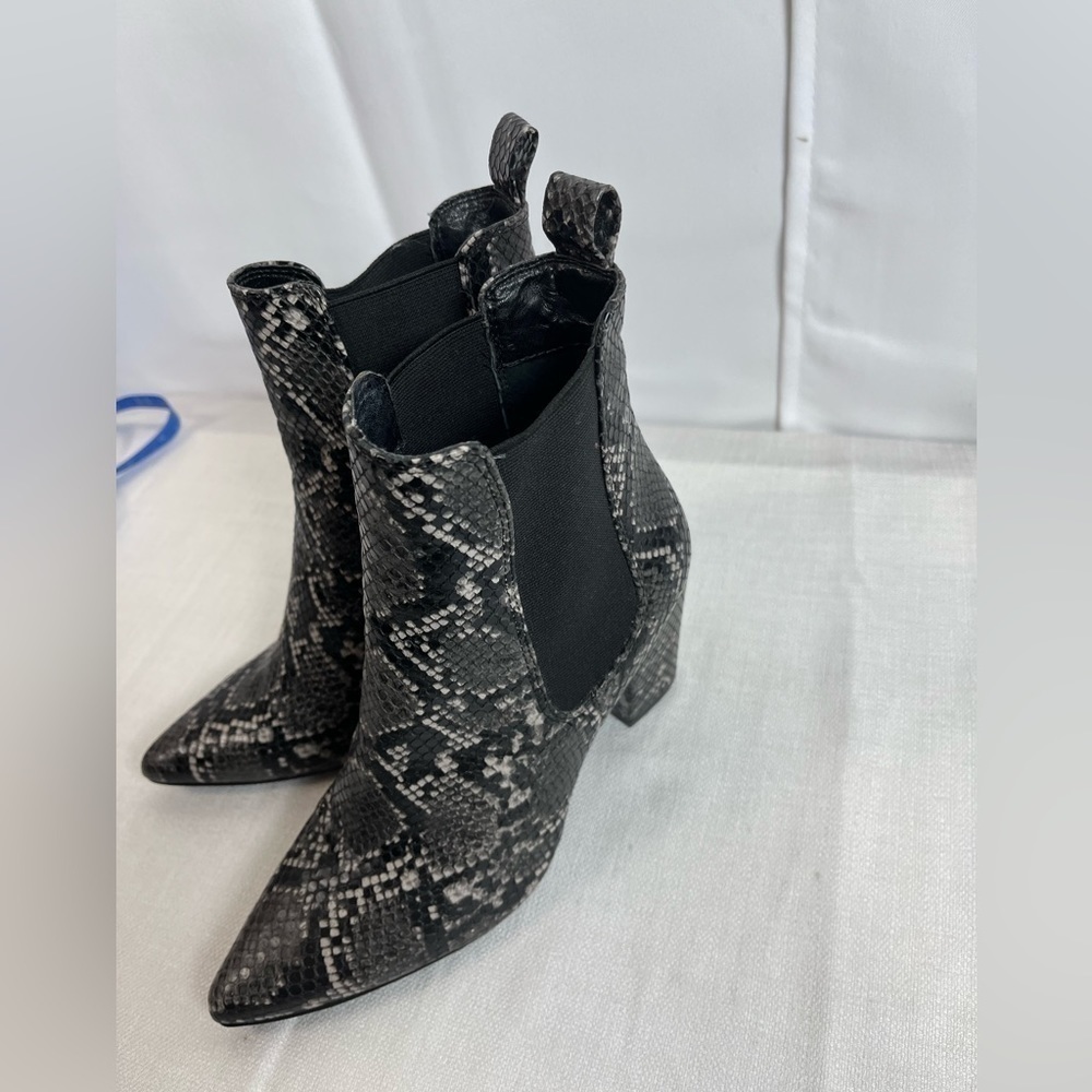 Steve Madden Womens Snake Embossed Heeled Ankle Chelsea Boots Gray Sz 6.5